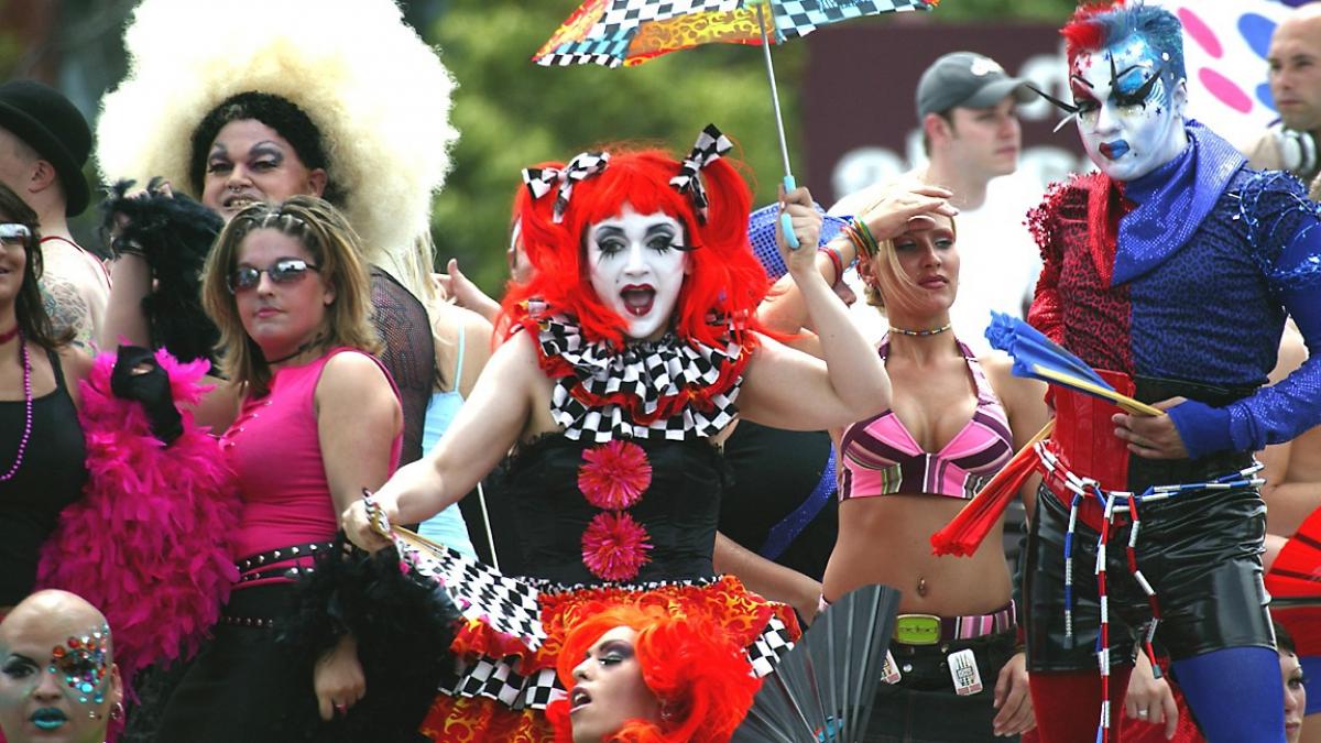 cehia primul festival al homosexualilor din praga a adunat mii de participanti