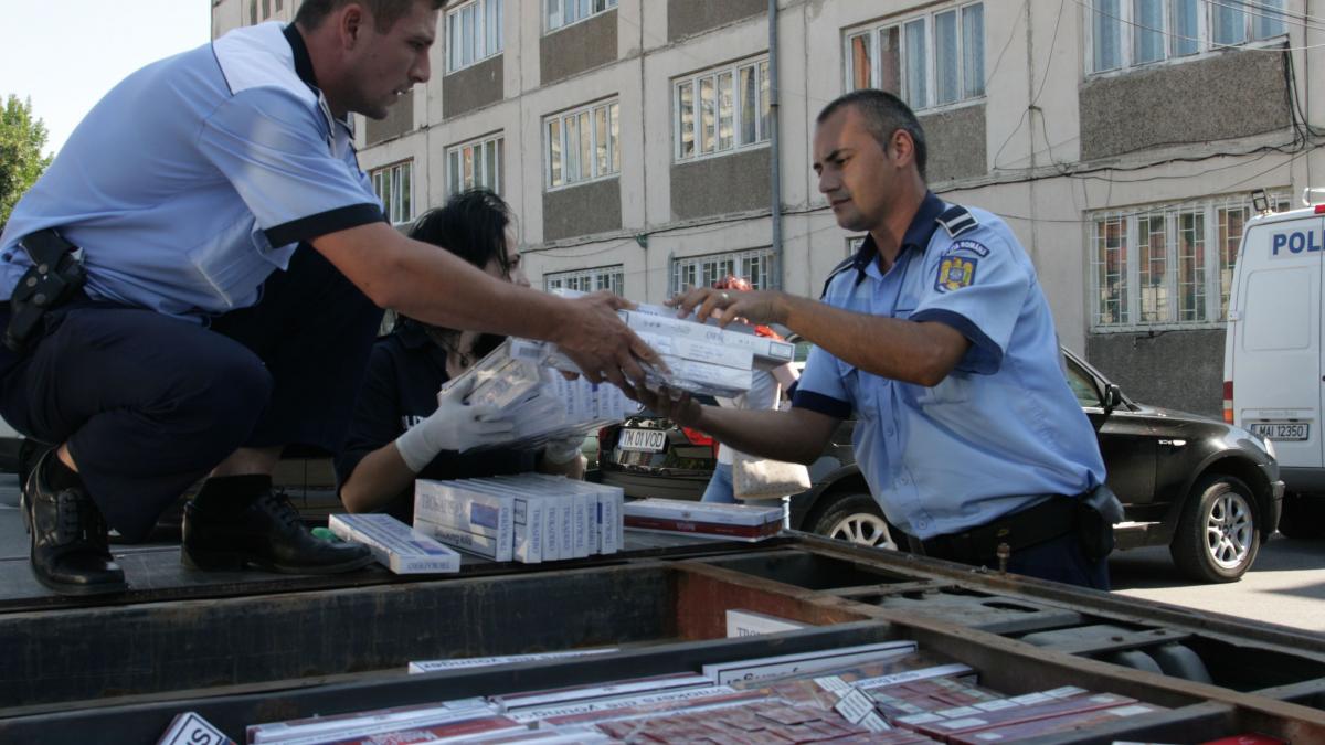 peste 10 000 de pachete de tigari de contrabanda ascunse intr un birou vamal