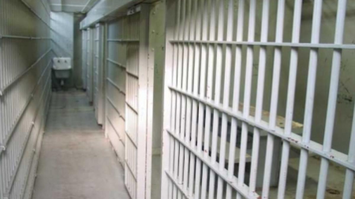 un roman dintr un centru de detentie francez s a spanzurat