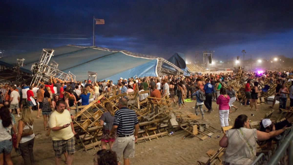 cinci morti si 40 de raniti dupa ce o scena s a prabusit peste public din cauza vantului