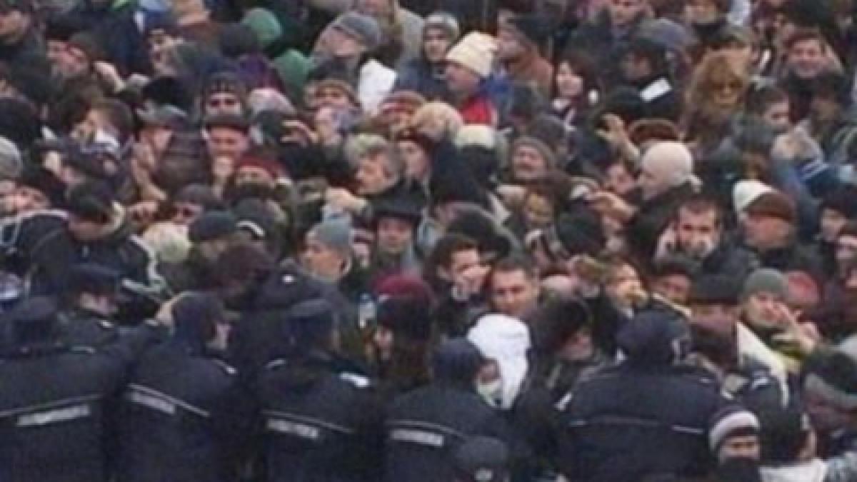 imbulzeala din credinta 3 000 de oameni s au calcat in picioare la manastirea curtea de arges