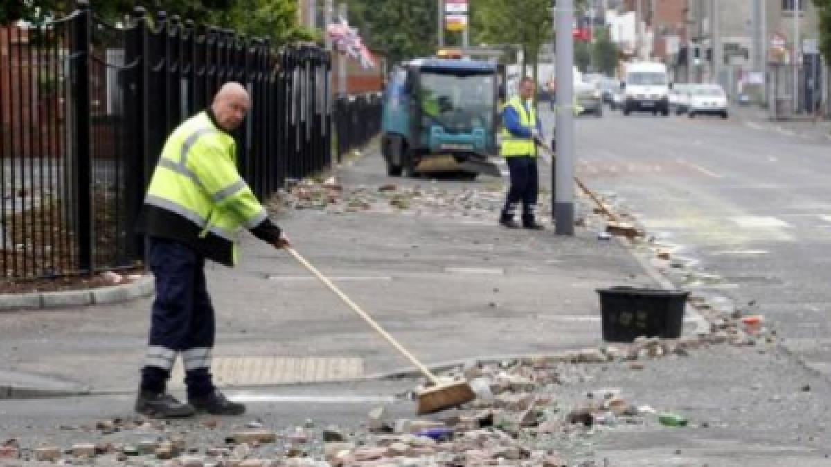 circa 100 de tineri irlandezi au atacat masinile politiei cu cocktailuri molotov
