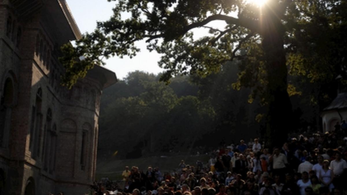 peste 40 000 de pelerini reuniti la manastirea nicula pentru slujbele de adormirea maicii domnului