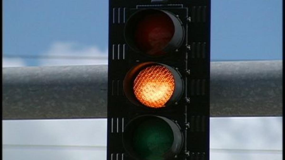 imagini socante doi oameni au fost spulberati de o masina in statia de tramvai