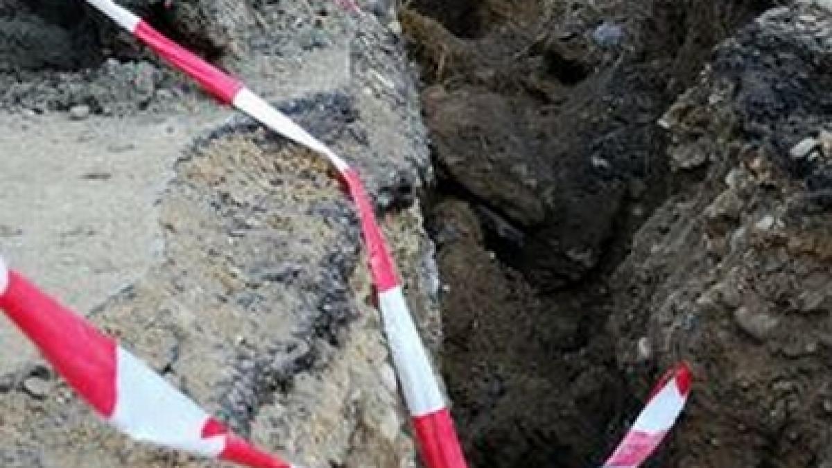 ploiesti muncitorul care a fost prins sub un mal de pamant a murit