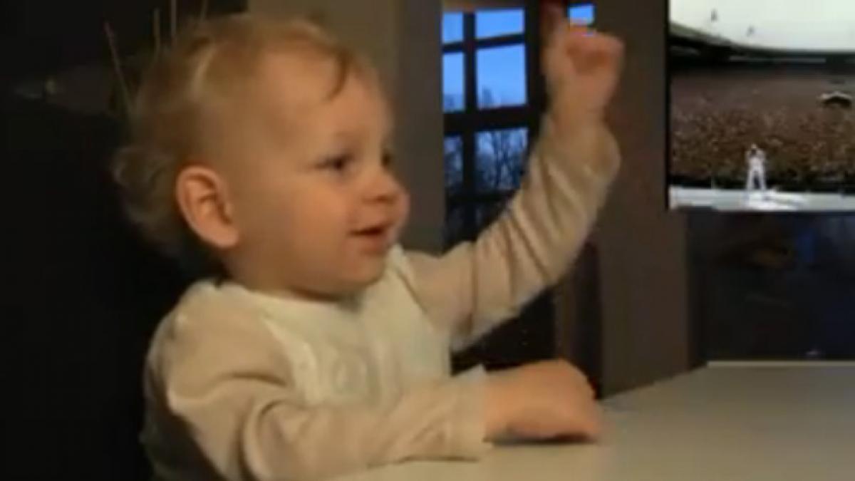 un bebelus il imita pe freddie mercury eeeeeooooo