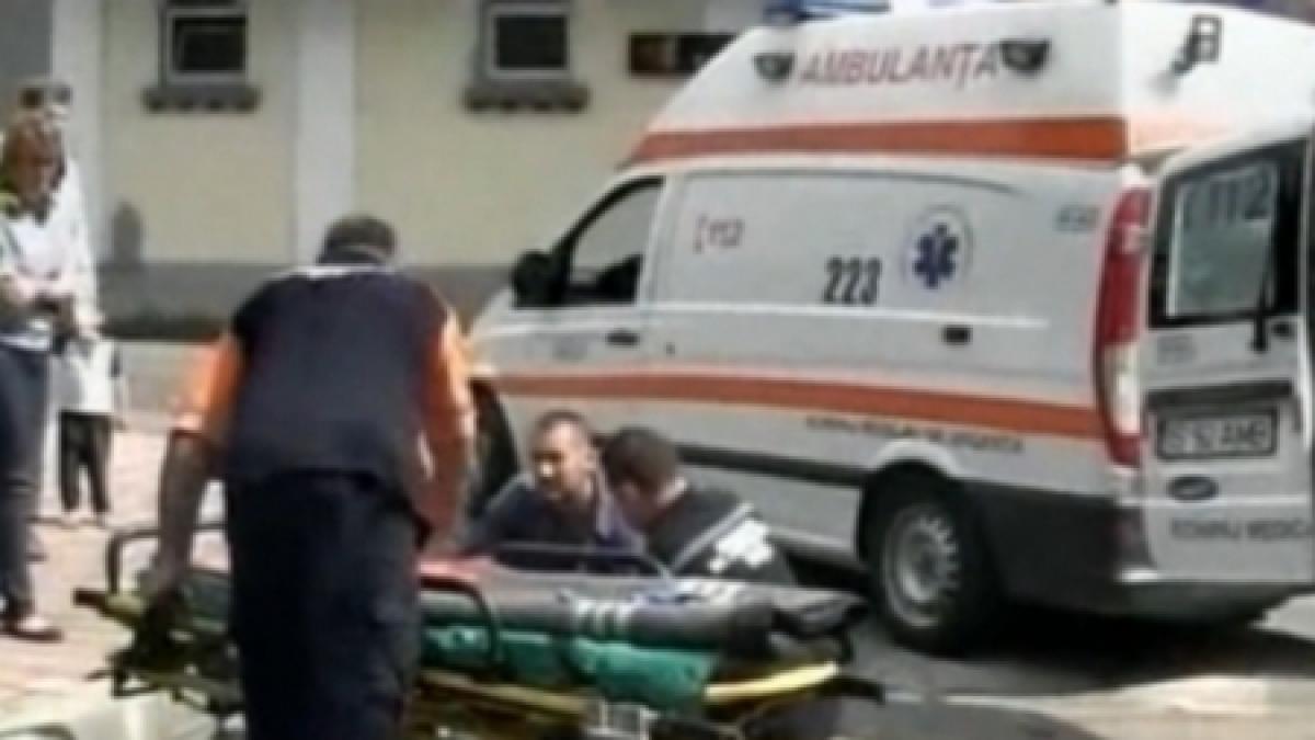 iasi pacienti plimbati cu targa pe strada printre masini si pietoni