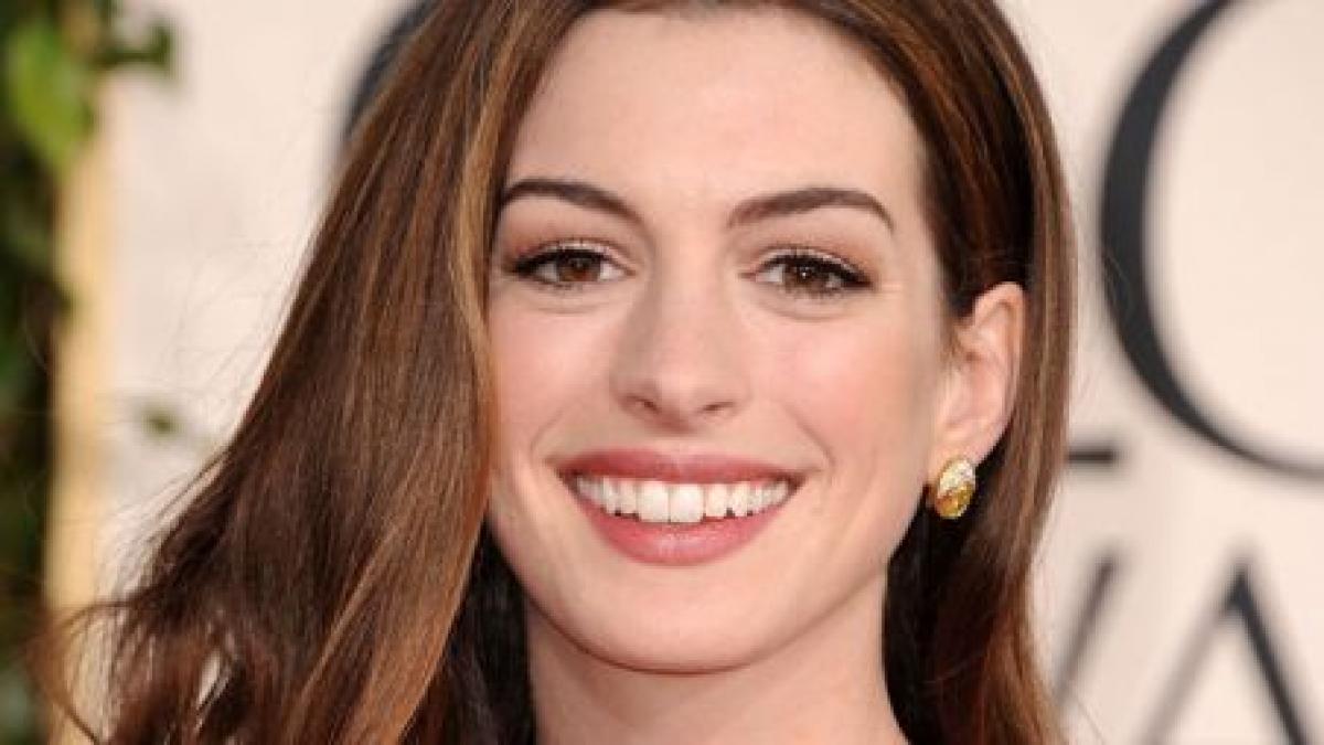 actrita anne hathaway cocheteaza si cu muzica vezi ce stil canta
