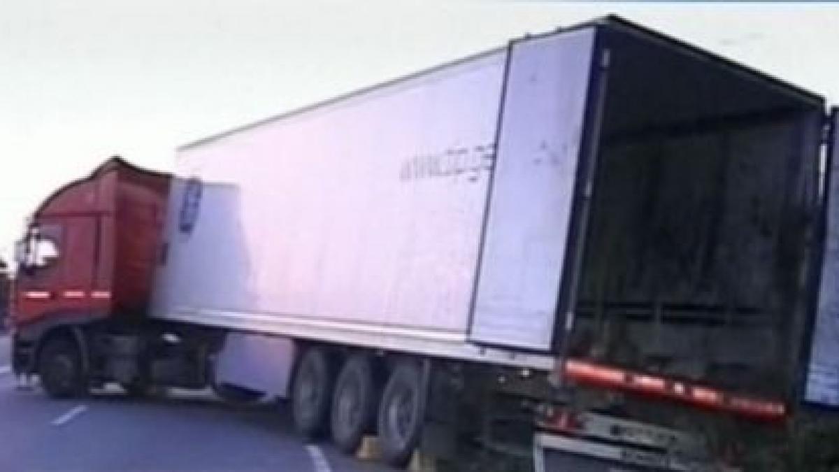 craiova peste 100 de romi au golit un tir cu alimente care se rasturnase pe sosea