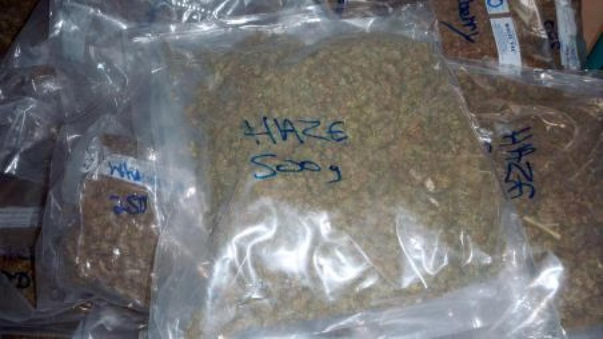captura de droguri vamesii din cluj au descoperit zece kilograme de cannabis intr o masina