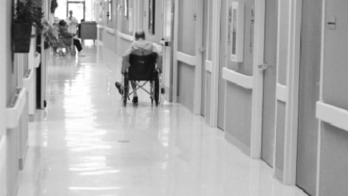 mehedinti 32 de batrani dintr un camin raman pe drumuri primaria nu mai are bani pentru hrana