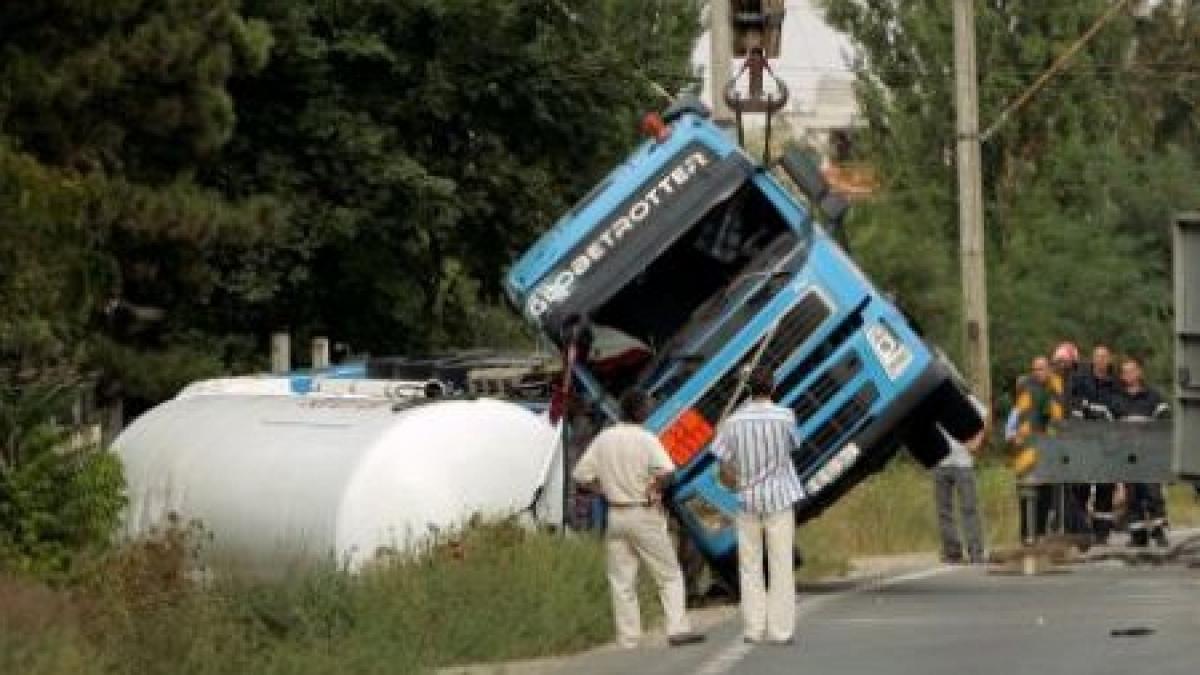 neamt un camion plin cu lemne s a rasturnat peste patru masini aflate in trafic