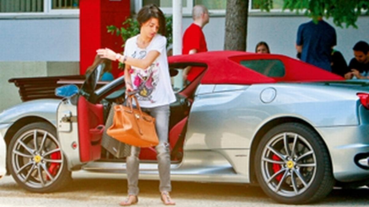 adda burton a blocat circulatia pe o strada din capitala cu bolidul sau de 180 000 euro