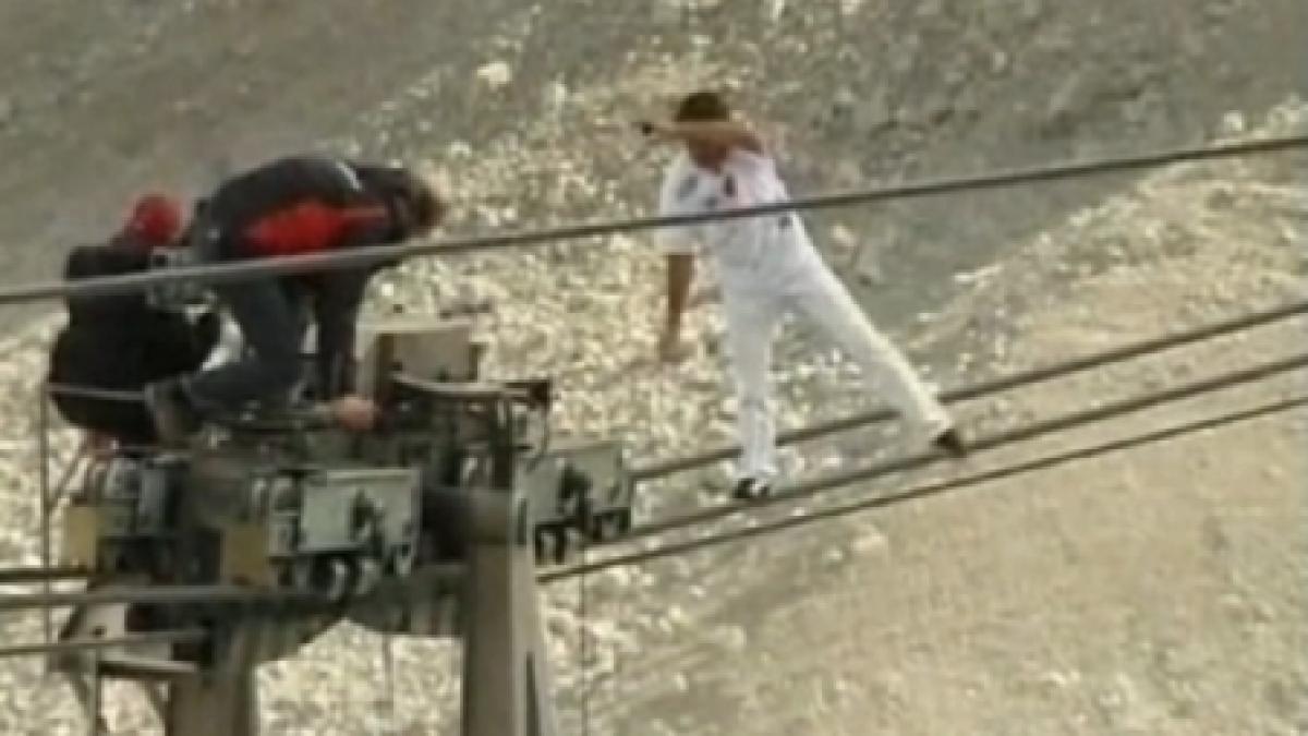 cascadorul fritz nock a mers un kilometru pe cablul unui teleferic fara bara de echilibru