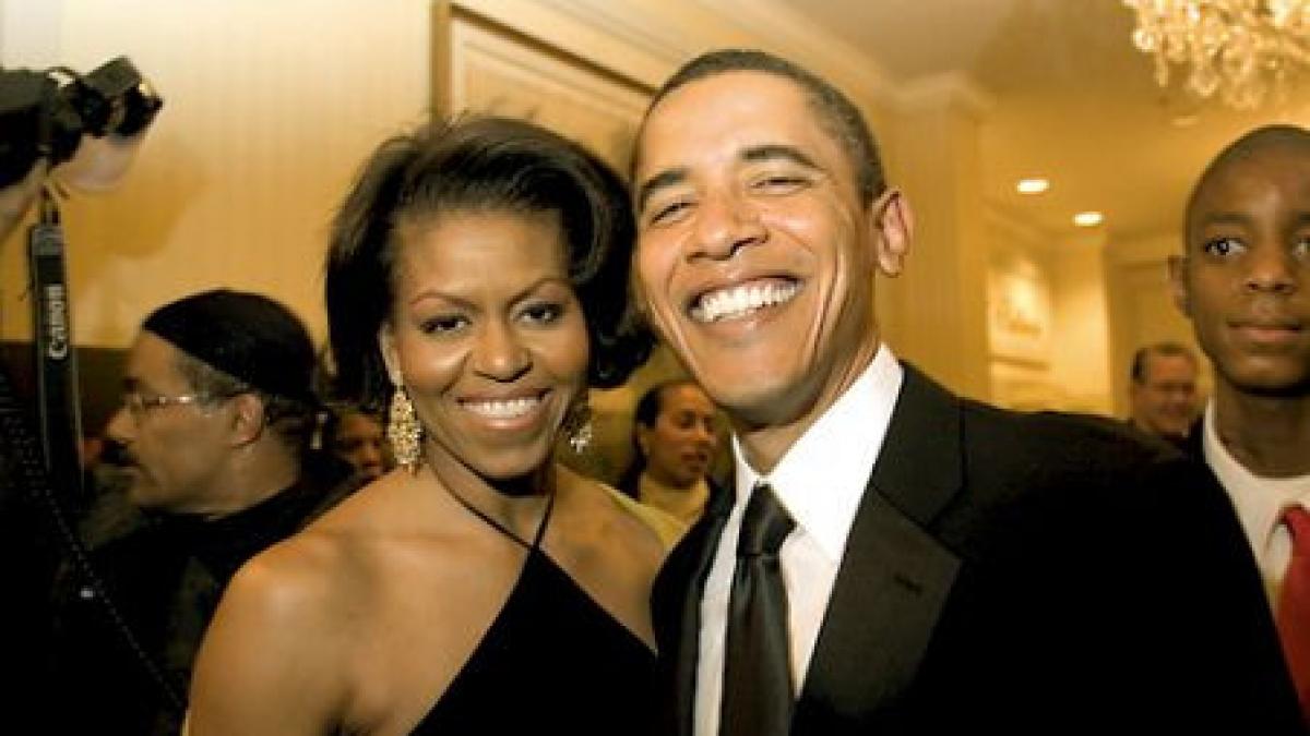 obama si sotia sa asaltati de reporteri la iesirea dintr un restaurant dupa o cina romantica