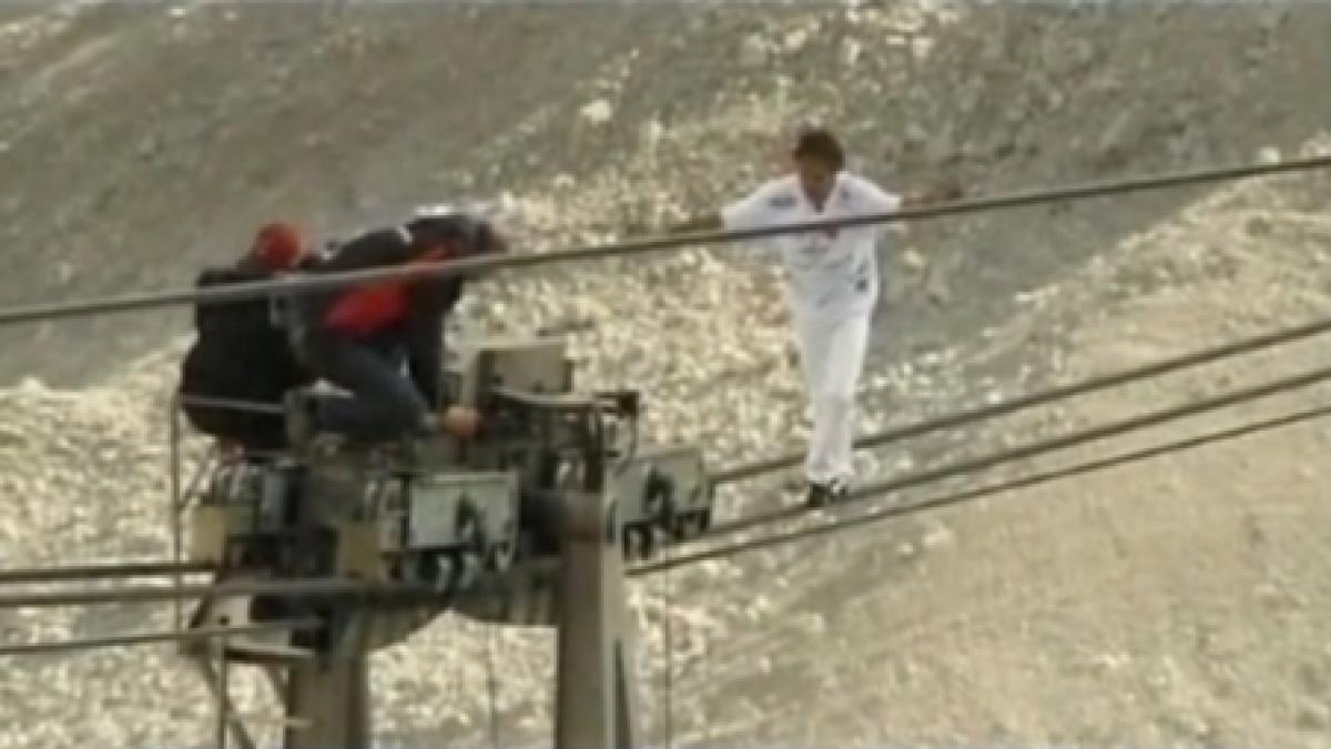 adrenalina un cascador a parcurs 1 000 metri pe cablul unui teleferic din alpii germani