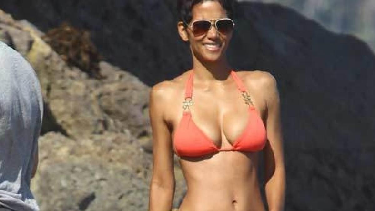 halle berry extrem de sexy in bikini la 45 de ani