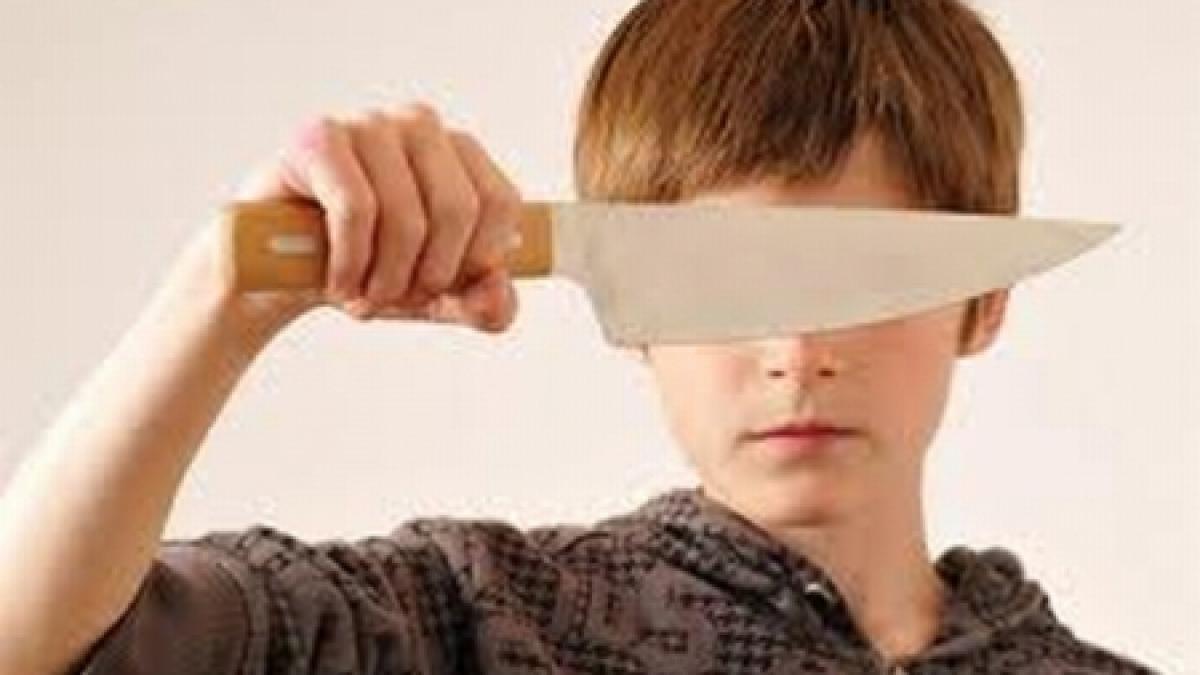 un adolescent a taiat urechea unui bebelus de nici doi ani si a mai ranit alti doi copii