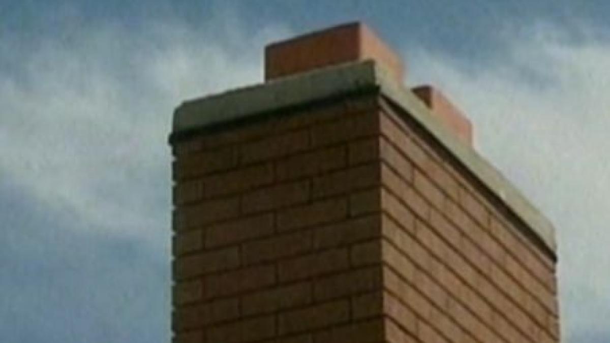 un baiat a incercat sa l imite pe mos craciun si a ramas blocat in horn