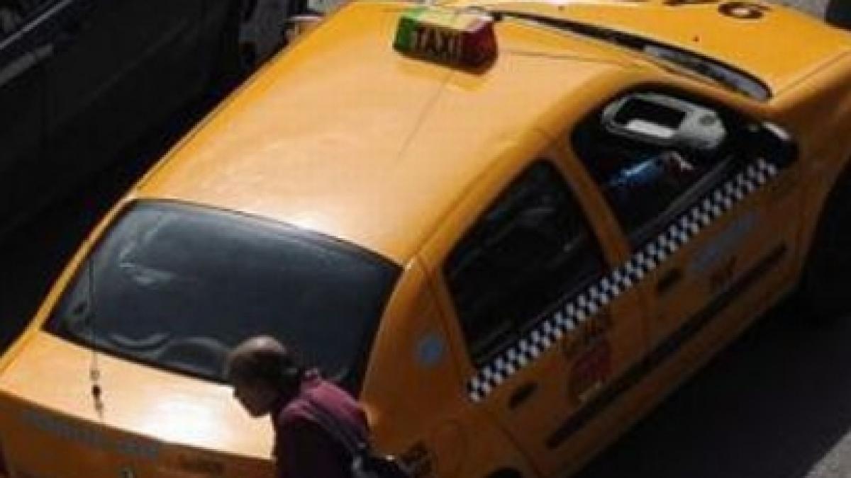 bucuresti doi taximetristi isi fac dreptate in trafic cu un levier