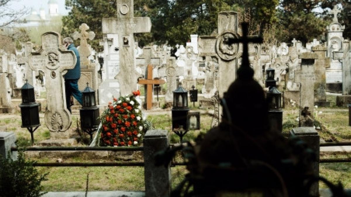 galati o tanara de 27 de ani a nascut in cimitir