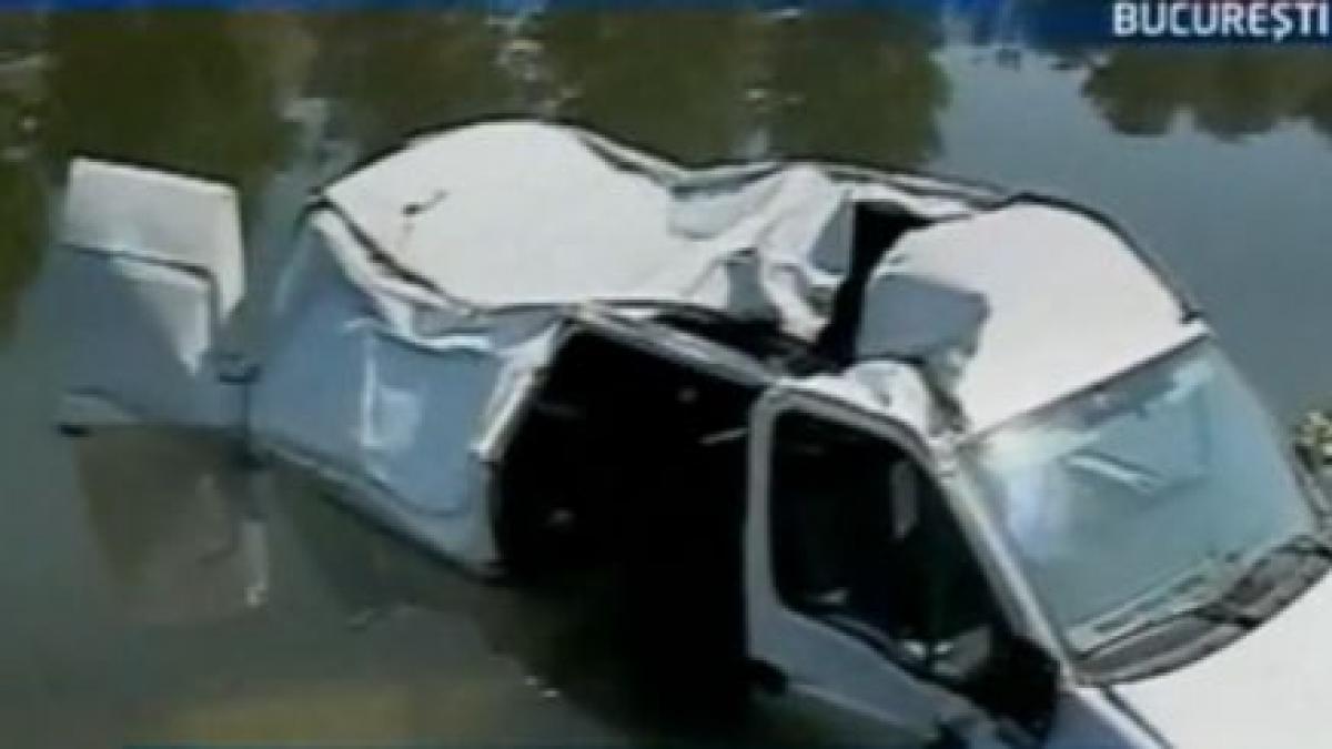 un bucurestean a plonjat cu masina in dambovita din cauza unei guri de canal fara capac