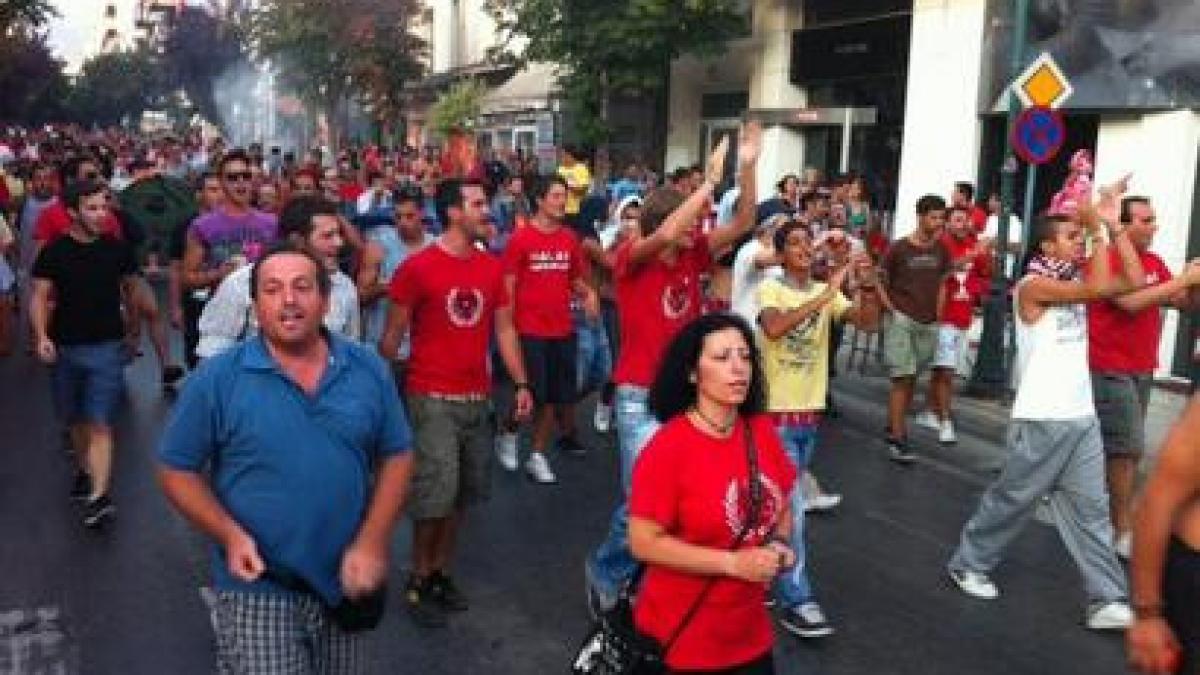 violente intre suporteri si politie in grecia dupa ce doua echipe au fost retrogradate in liga a