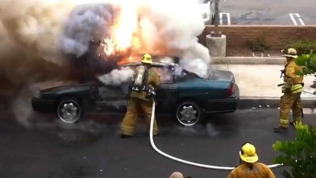 o masina explodeaza in fata unui pompier vezi cum a reactionat acesta
