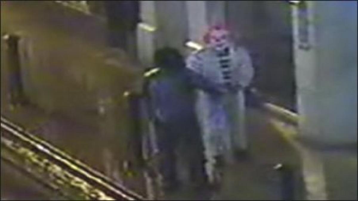 sua niste clovni au jefuit un magazin cu imitatii de bijuterii