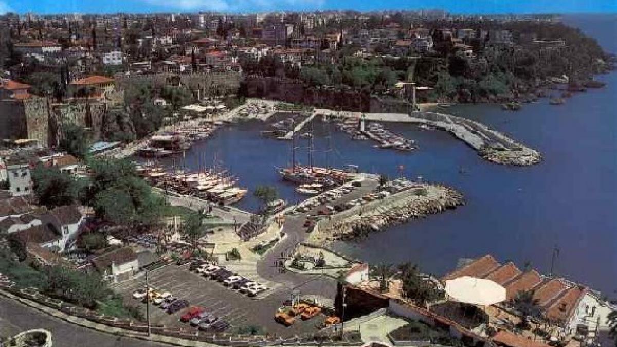 atac cu bomba in statiunea antalya din turcia doi romani au fost raniti in explozie