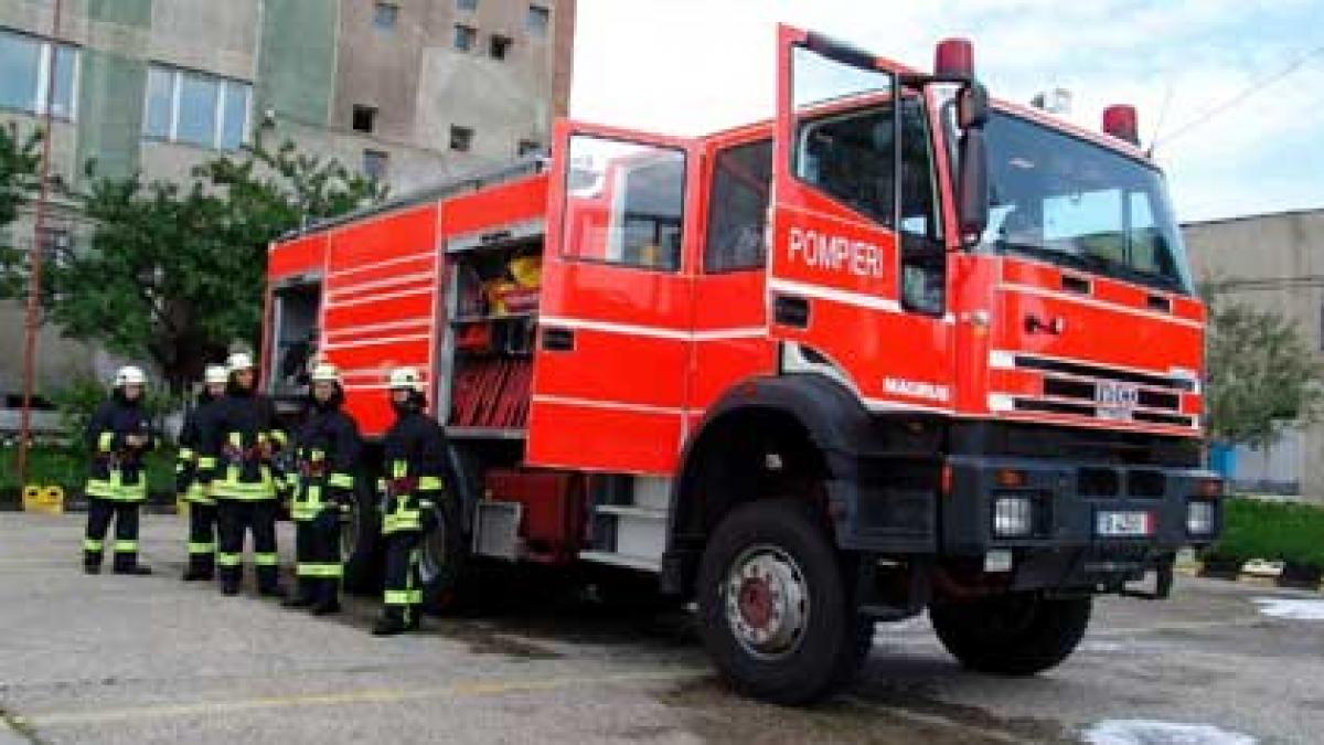 o masina de pompieri care mergea sa stinga un incediu s a rasturnat in baia mare