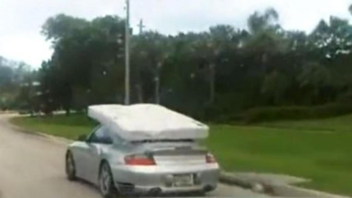 porsche 911 masina de curse de agatat si chiar de transportat saltele