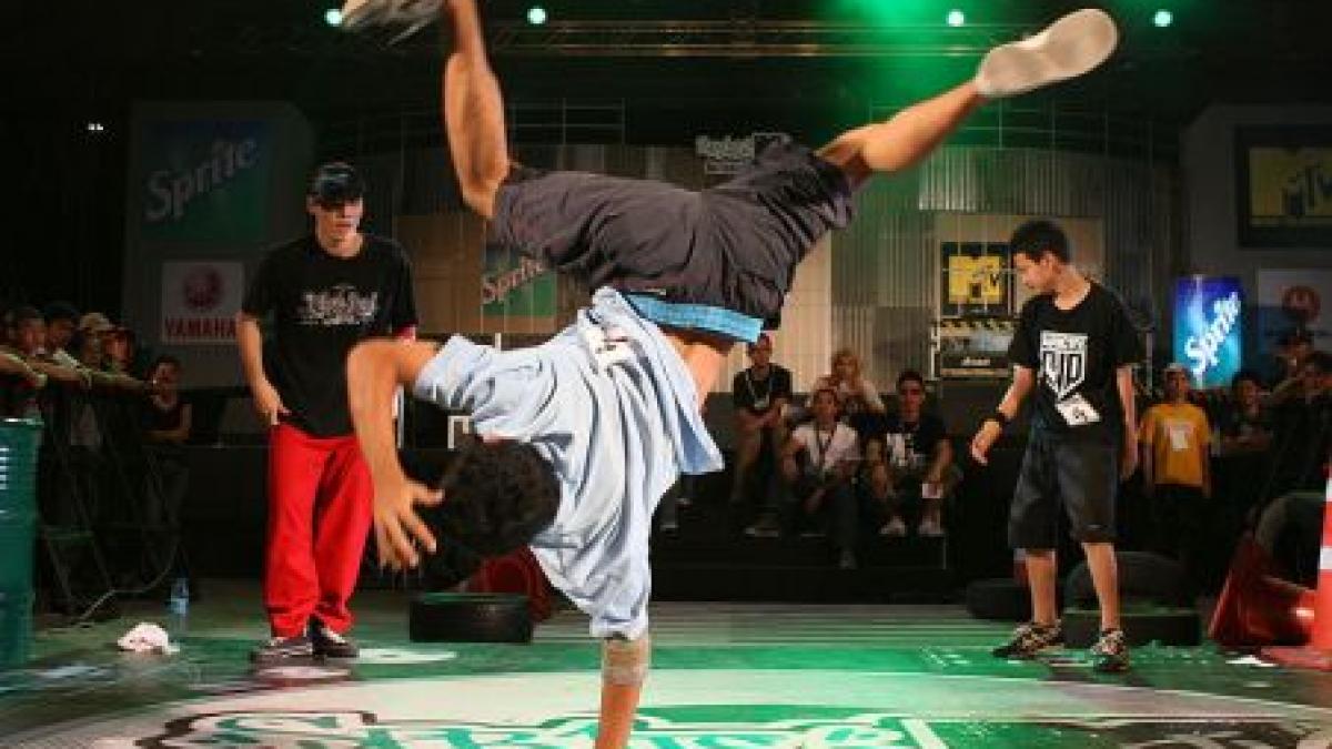 sute de participanti romani si straini la un concurs de breakdance in oradea