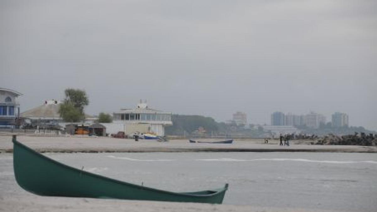 turistii de pe litoral ignora avertizarile salvamarilor un tanar de 21 de ani a murit inecat