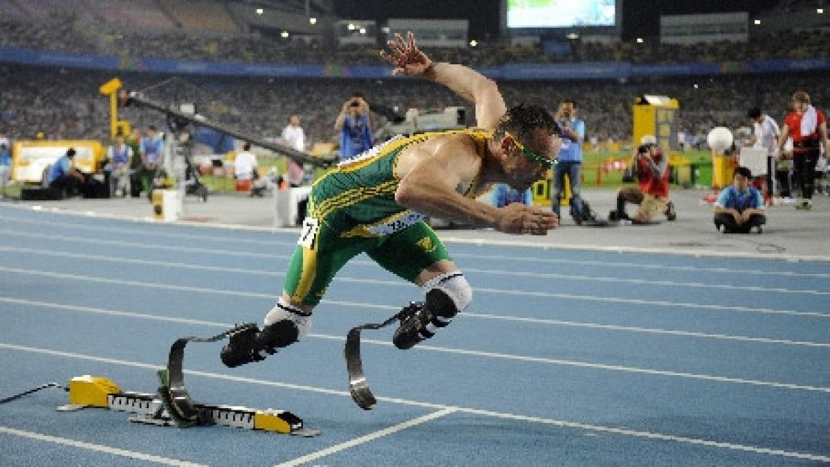 atletul african cu ambele picioare amputate oscar pistorius calificat in semifinalele campionatului