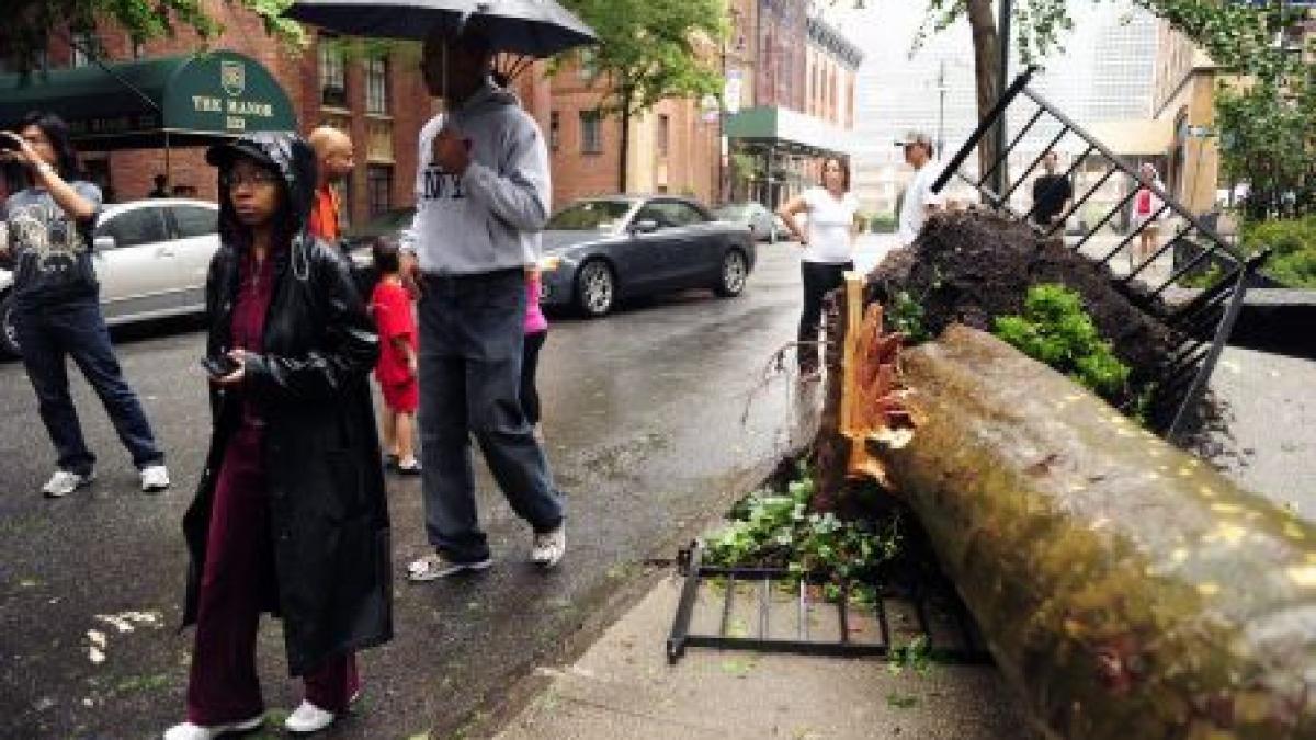 uraganul irene a maturat opt state americane si a provocat moartea a cel putin 20 de oameni