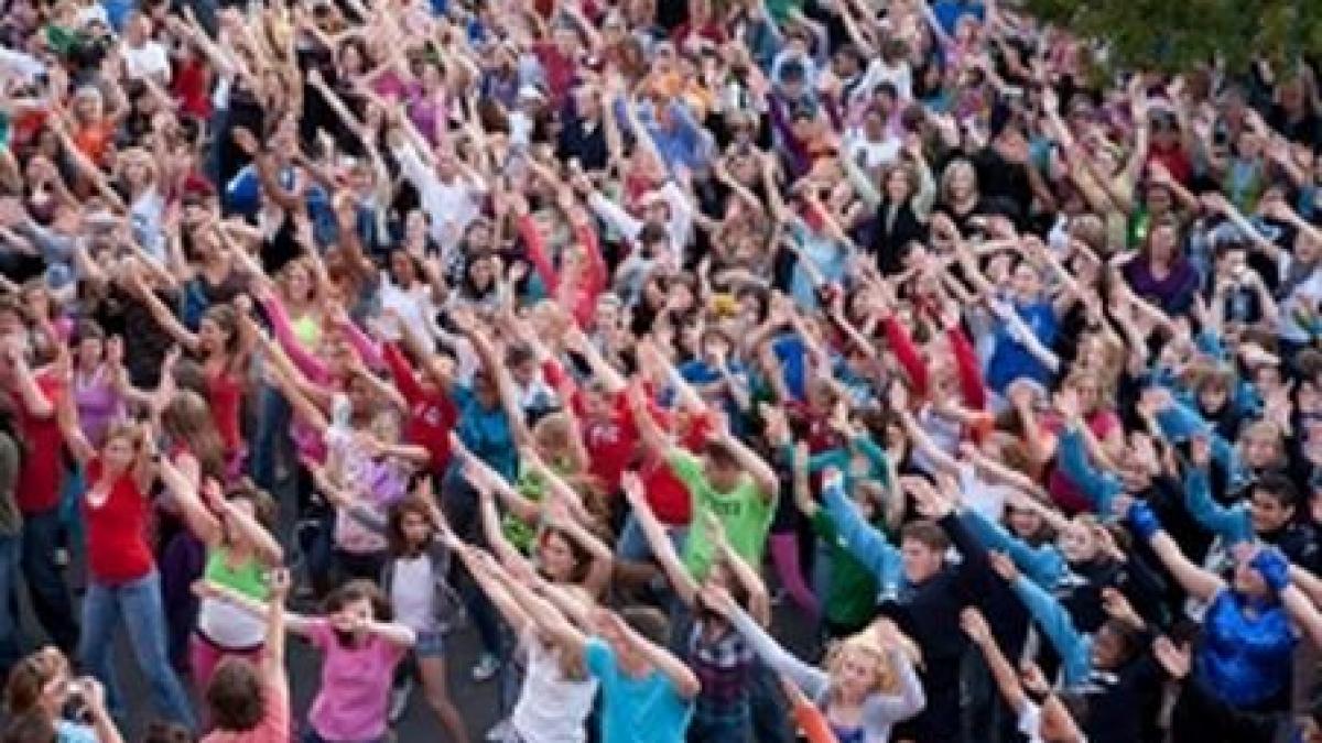 flashmob psd in fata palatului cotroceni basescu va primi cartonas rosu pentru sustinerea