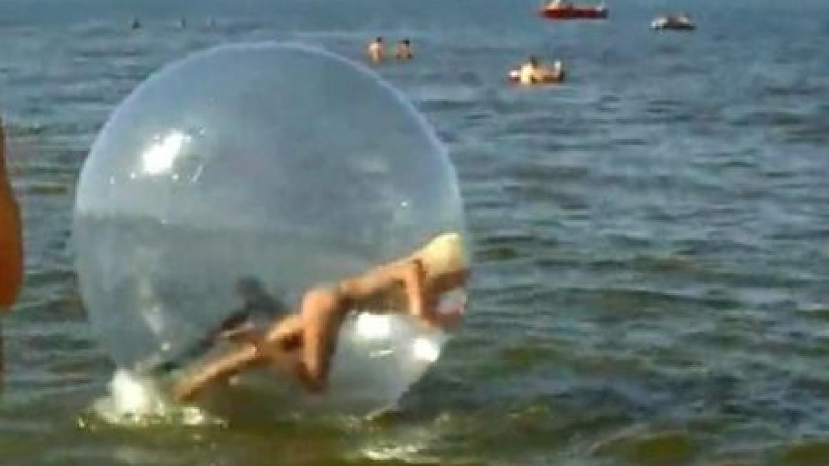 o blonda de tot rasul cade parca ar fi rupta de beata incercand sa se dea cu sfera pe mare