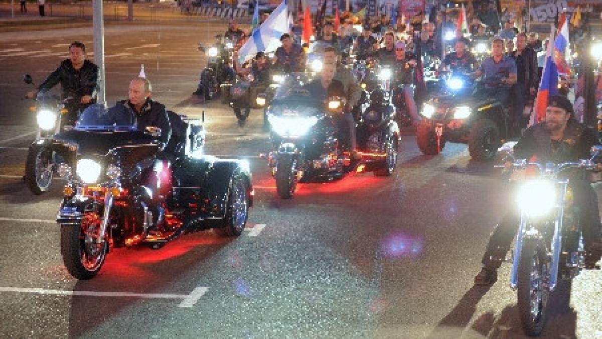 rusia vladimir putin a aparut pe un harley davidson la o intalnire a motociclistilor