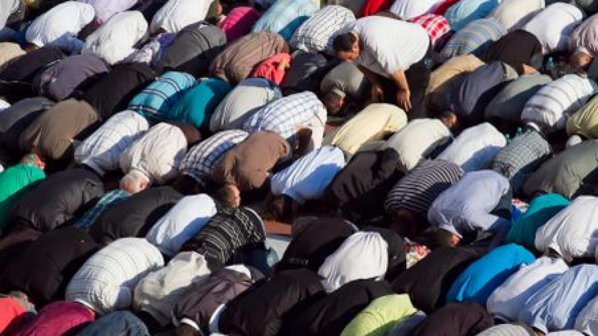 stadionul dinamo loc de rugaciune pentru 4 000 de musulmani la sfarsitul ramadanului