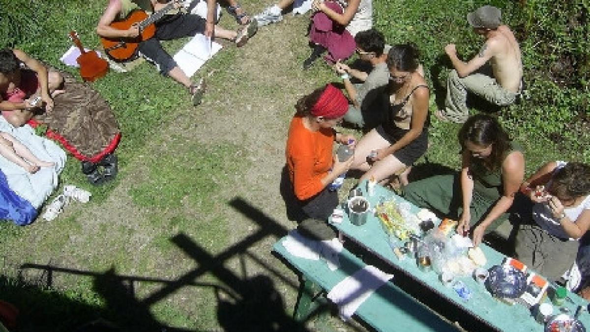 couchsurfing in romania cabana cu cazare gratuita la poalele retezatului intr o fosta fierarie