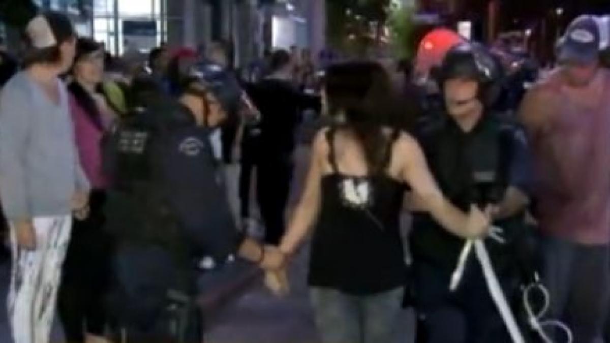 haos la petrecerile anuntate pe facebook si twitter zeci de mii de invitati raniti revolte