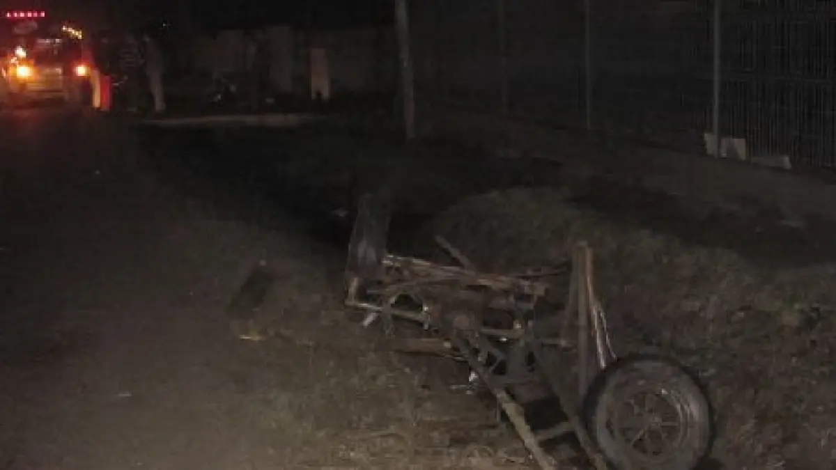 sapte raniti in urma impactului unui microbuz cu o caruta fara semnalizare