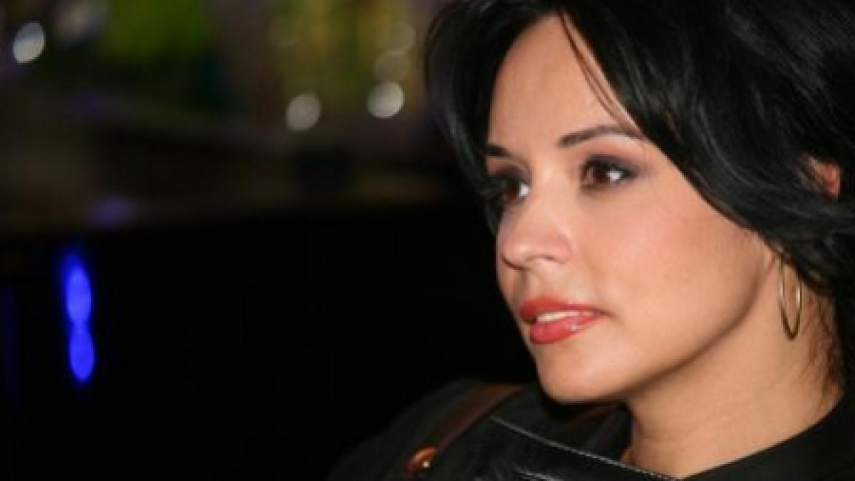 andreea marin agasata de un reporter insistent la iesirea dintr un restaurant