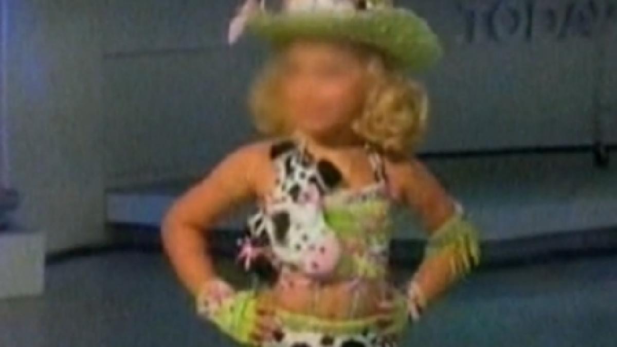 o fetita de patru ani din sua a urcat cu sani falsi pe scena in cadrul unui concurs de frumusete