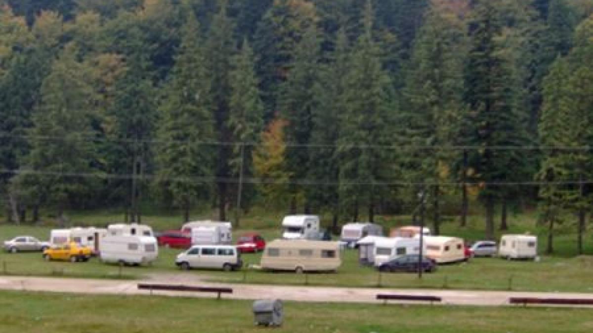 alungati de toamna rulotistii din valea cerbului se intorc in orase