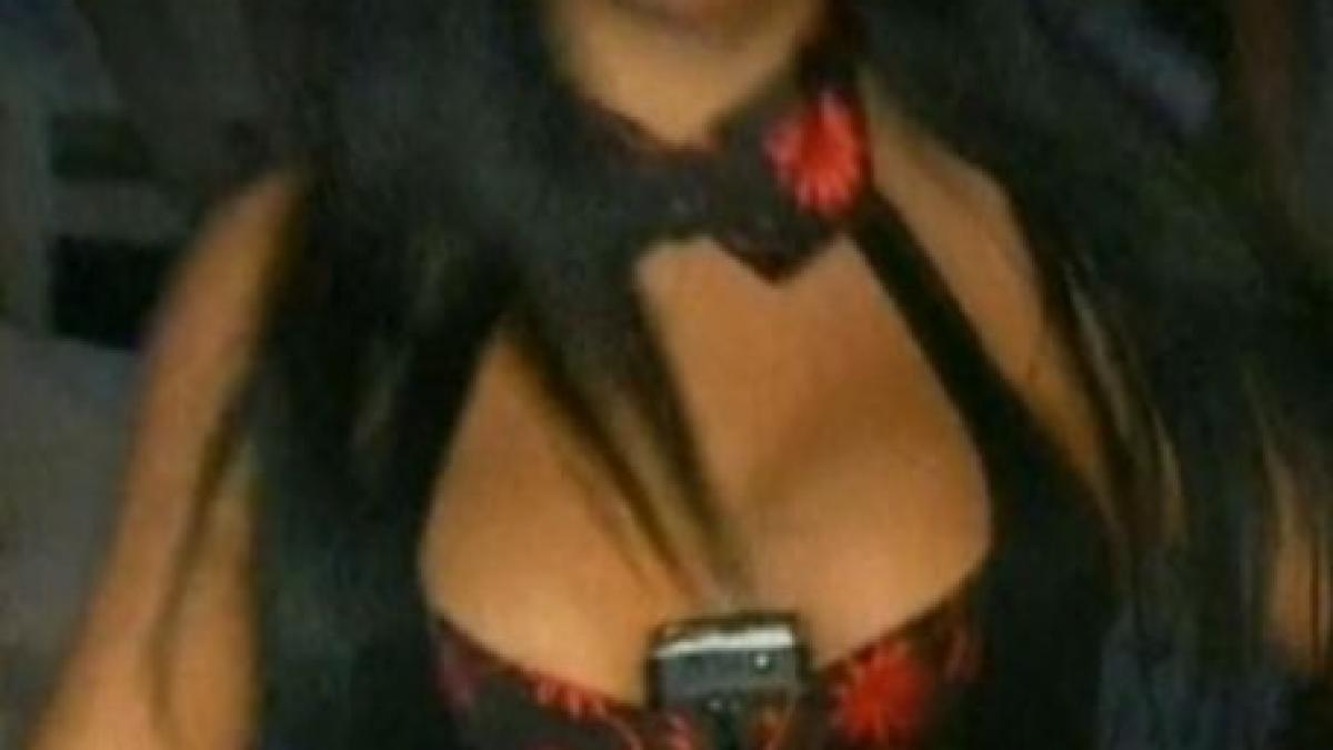 daniela crudu nu rateaza nici o petrecere de la malul marii vezi aici cum danseaza voluptoasa