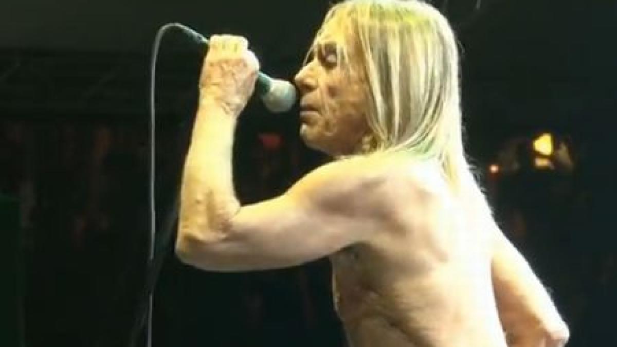 iggy pop si a fracturat piciorul in timpul concertului din romania