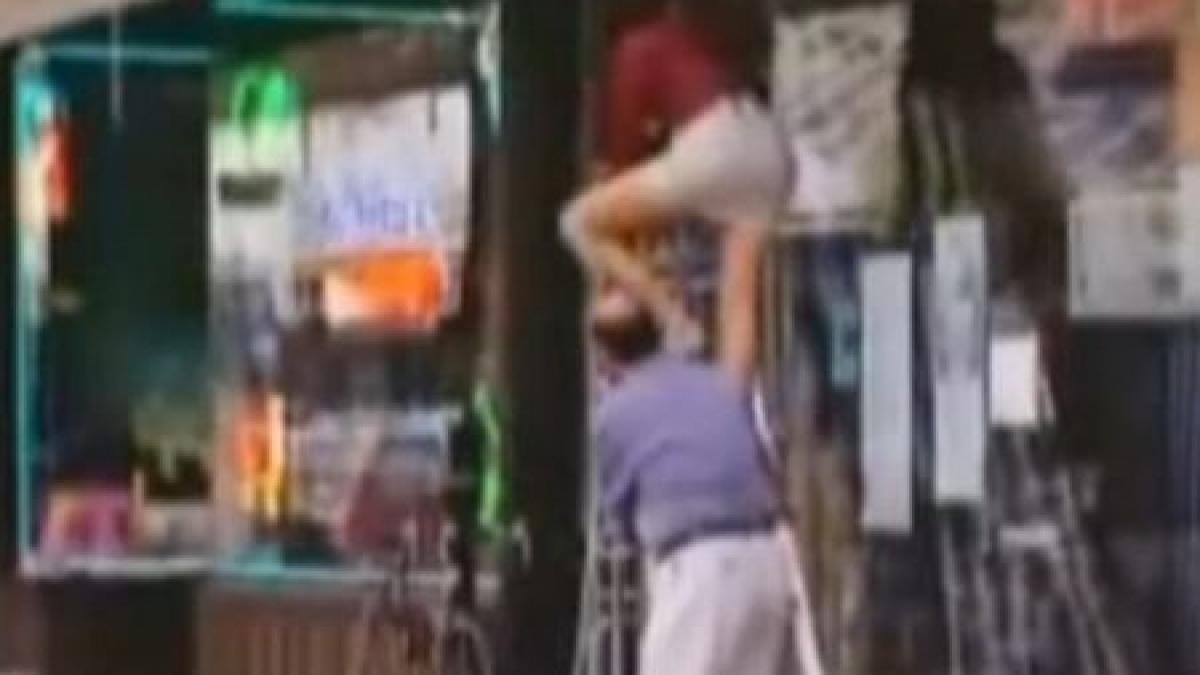 te uiti sau nu te uiti o tanara sexy in fusta mini escaladeaza o scara