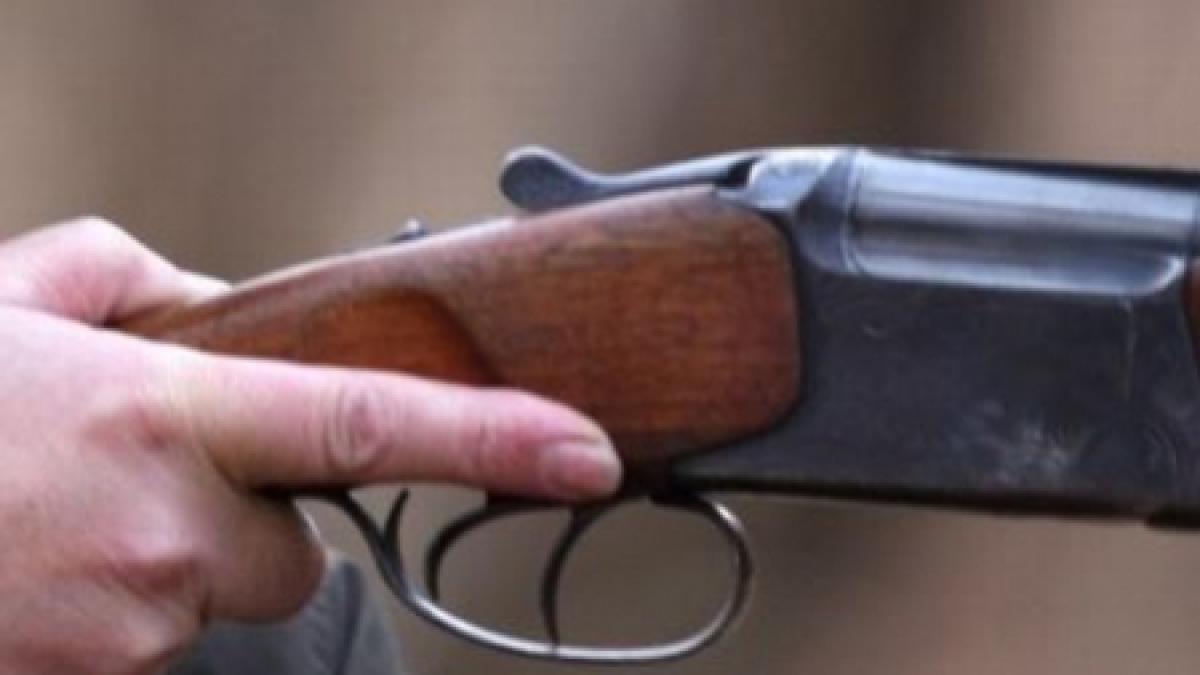un barbat de 60 de ani a murit dupa ce s a impuscat cu o arma de vanatoare